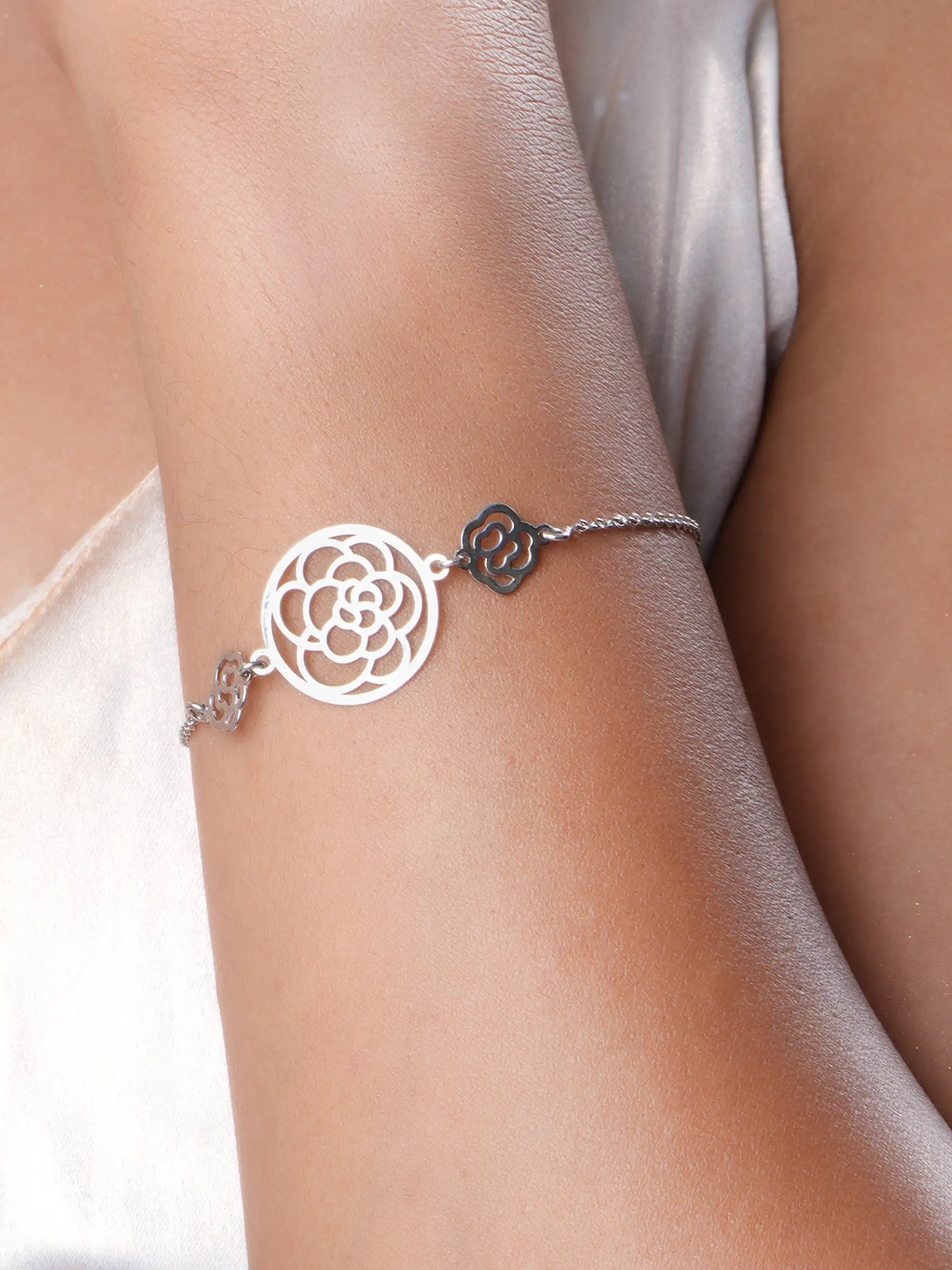 925 silver bracelet with intricate floral motif centerpiece and adjustable chain