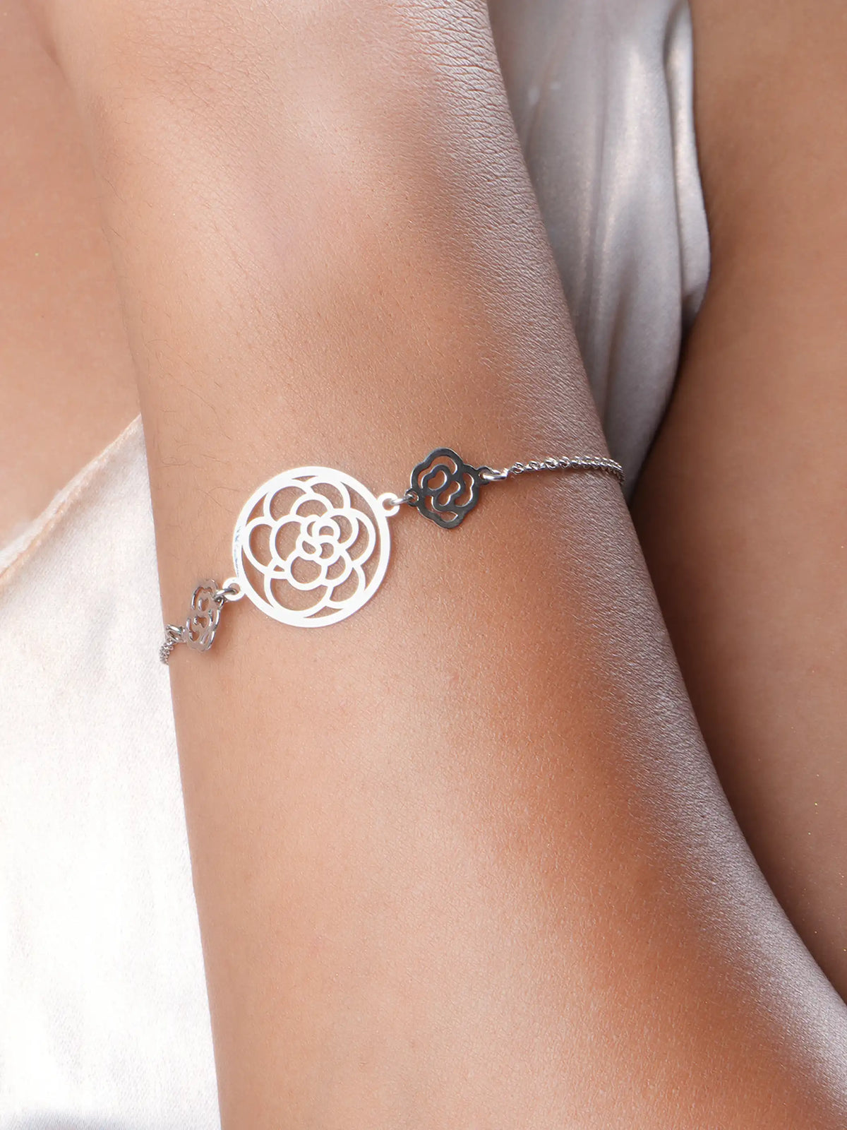 925 silver bracelet with intricate floral motif centerpiece and adjustable chain
